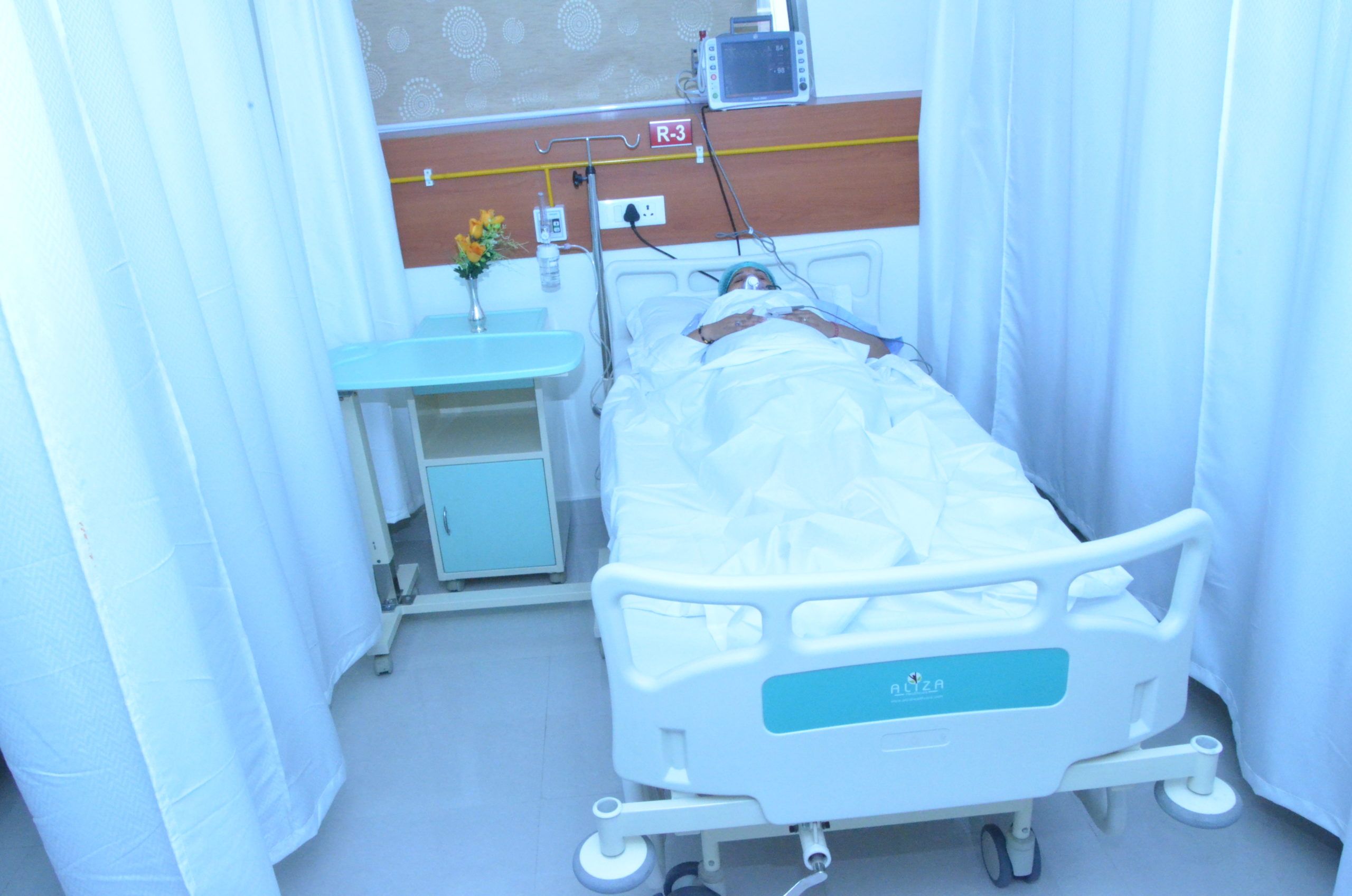 patient room at sci clinic r3 2
